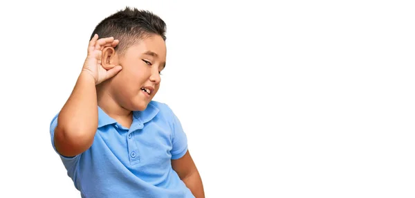 Pequeño Niño Hispano Usando Ropa Casual Sonriendo Con Mano Sobre — Foto de Stock