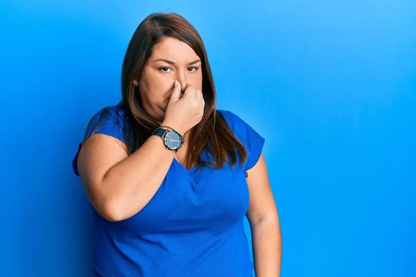 Güzel Esmer Cüsseli Bir Kadın Günlük Mavi Tişört Giyiyor Kokuşmuş — Stok fotoğraf