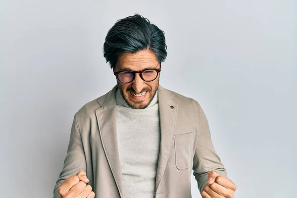 Junger Hispanischer Mann Businessjacke Und Brille Sehr Glücklich Und Aufgeregt — Stockfoto