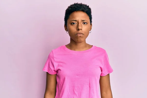 Fiatal Afro Amerikai Lány Alkalmi Ruhában Komoly Arckifejezéssel Egyszerű Természetes — Stock Fotó