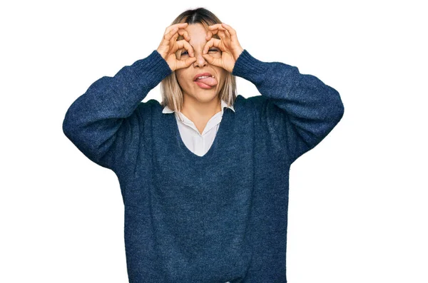 Giovane Donna Caucasica Indossa Abiti Casual Facendo Gesto Come Binocolo — Foto Stock