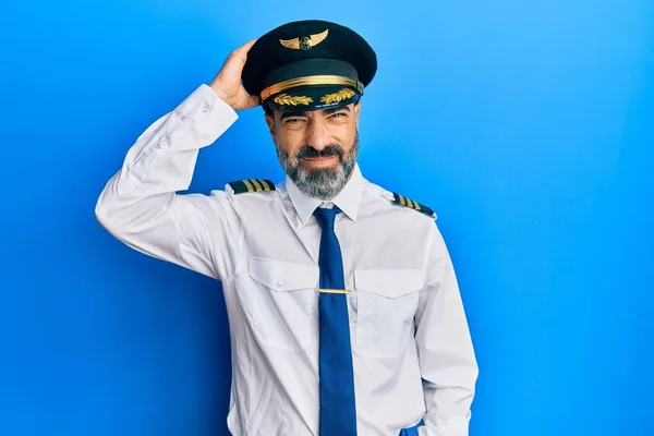 Mann Mittleren Alters Mit Bart Und Grauen Haaren Flugzeugpilotenuniform Verwirrt — Stockfoto