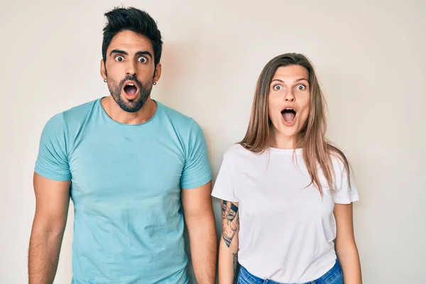 Beautiful Young Couple Boyfriend Girlfriend Together Afraid Shocked Surprise Amazed — Fotografia de Stock