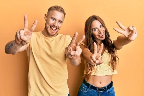 Casal Jovem Namorada Namorado Abraçando Juntos Sorrindo Com Língua Para — Fotografia de Stock