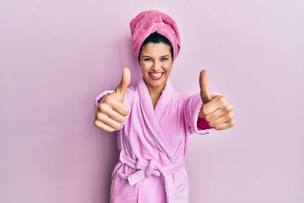 모자를 목욕하는 여성이 손으로 긍정적 행동을 용인하고 있습니다 승자의 — 스톡 사진