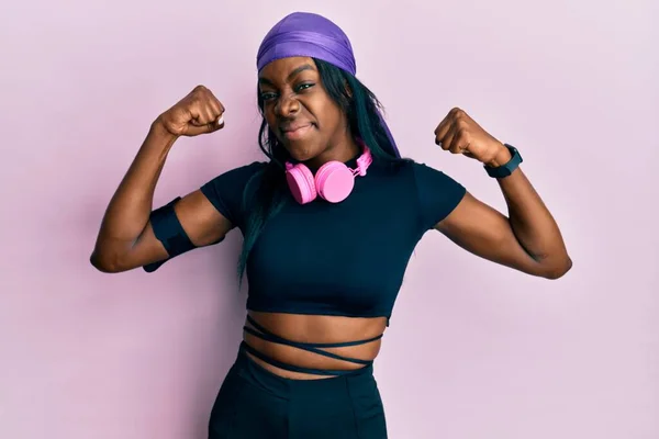 Νεαρή Αφροαμερικανή Γυναίκα Που Φοράει Ρούχα Γυμναστικής Και Χρησιμοποιεί Ακουστικά — Φωτογραφία Αρχείου