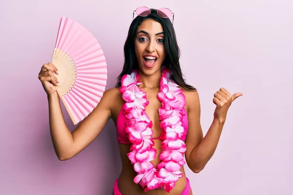 Schöne Hispanische Frau Bikini Mit Einem Handfächer Der Den Daumen — Stockfoto