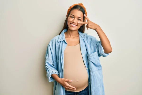 Vacker Latinamerikansk Kvinna Väntar Barn Vidrör Gravid Mage Gör Fred — Stockfoto