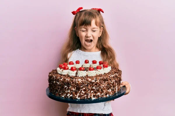 Garotinha Caucasiana Comemorando Aniversário Segurando Bolo Chocolate Grande Sorrindo Rindo — Fotografia de Stock