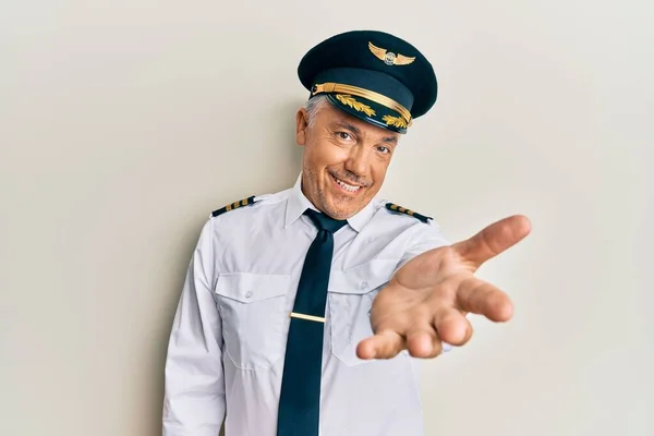 Snygg Medelålders Mogen Man Bär Flygplan Pilot Uniform Ler Glad — Stockfoto