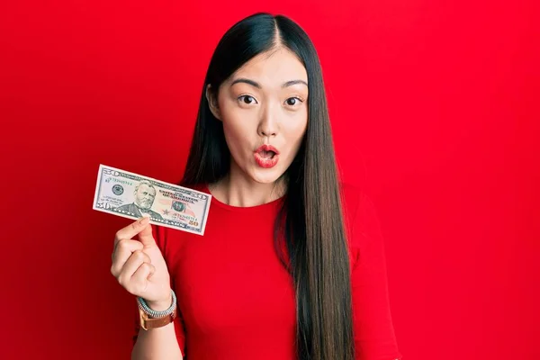 Jovem Chinesa Segurando Nota Dólares Assustada Surpreso Com Boca Aberta — Fotografia de Stock