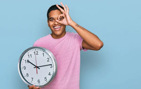 Jovem Homem Hispânico Bonito Segurando Grande Relógio Sorrindo Feliz Fazendo — Fotografia de Stock