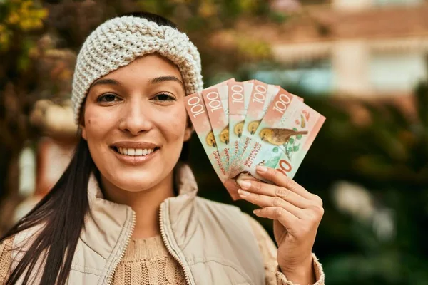 Joven Latina Sonriendo Feliz Sosteniendo Nuevos Dólares Zelandeses Ciudad — Foto de Stock