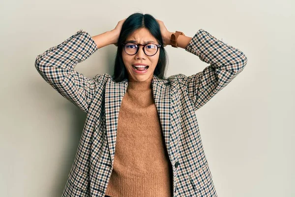 Ung Kinesisk Kvinna Bär Business Style Och Glasögon Galen Och — Stockfoto