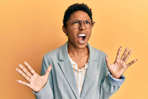 Mladá Afroameričanka Obchodní Bundě Brýlích Bláznivě Šíleně Křičela Křičela Agresivním — Stock fotografie