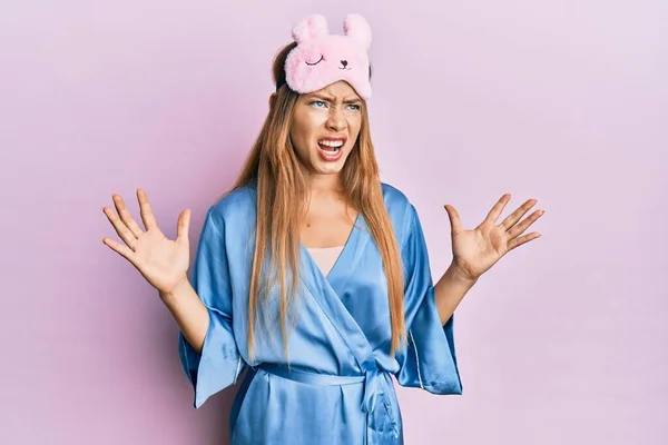 Vacker Ung Blond Kvinna Bär Sömnmask Och Pyjamas Galen Och — Stockfoto