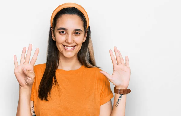 Jeune Femme Hispanique Portant Des Vêtements Décontractés Montrant Pointant Vers — Photo