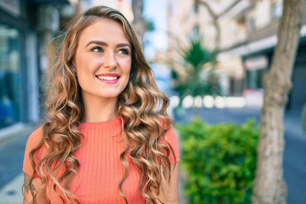 Joven Chica Rubia Sonriendo Feliz Caminando Ciudad — Foto de Stock