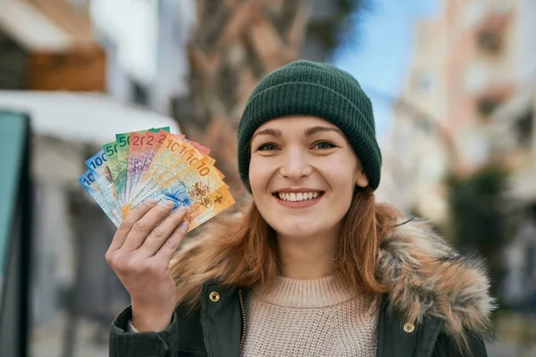 Jovem Caucasiana Sorrindo Feliz Segurando Notas Franco Suíço Cidade — Fotografia de Stock