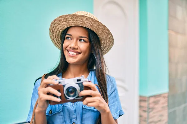 Jong Latin Toeristisch Meisje Vakantie Glimlachend Gelukkig Met Behulp Van — Stockfoto