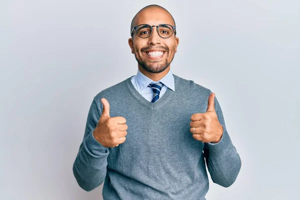 Homem Adulto Hispânico Usando Óculos Sinal Sucesso Estilo Negócio Fazendo — Fotografia de Stock