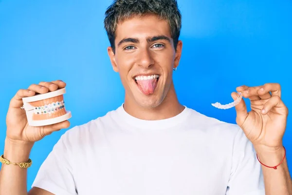 Jeune Homme Beau Tenant Orthodontique Langue Collante Heureux Avec Une — Photo