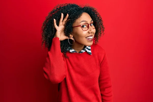 Bella Donna Afro Americana Con Capelli Afro Che Indossa Maglione — Foto Stock