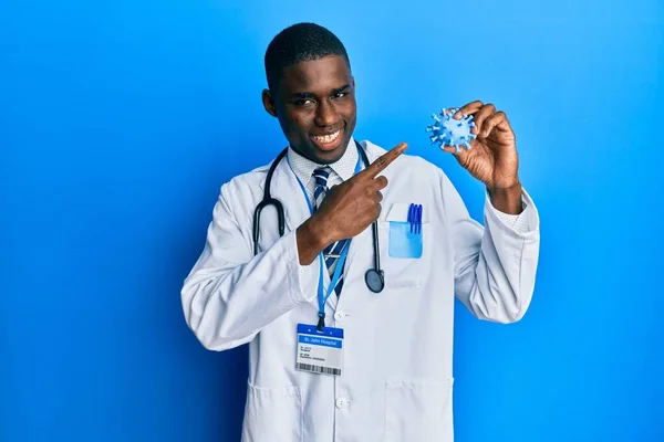 Молодой Африканский Американец Пальто Доктора Держит Вирусную Игрушку Улыбаясь Счастливо — стоковое фото