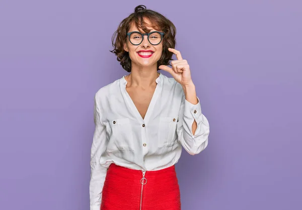 Young Hispanic Woman Wearing Business Style Glasses Smiling Confident Gesturing — 图库照片