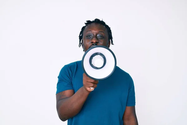 Młody Przystojny Afroamerykanin Człowiek Krzyczy Pomocą Megafon Odizolowanym Białym Tle — Zdjęcie stockowe