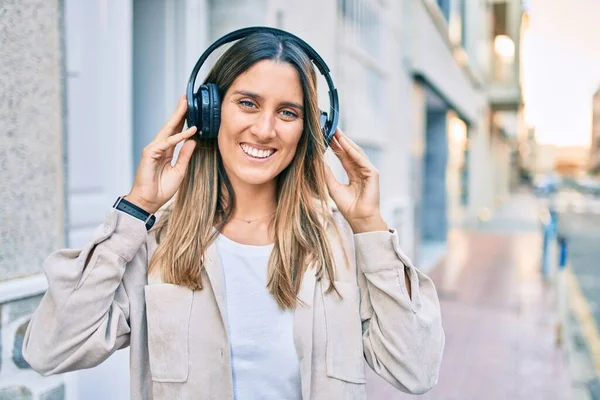 Jonge Kaukasische Vrouw Glimlachen Gelukkig Luisteren Naar Muziek Met Behulp — Stockfoto