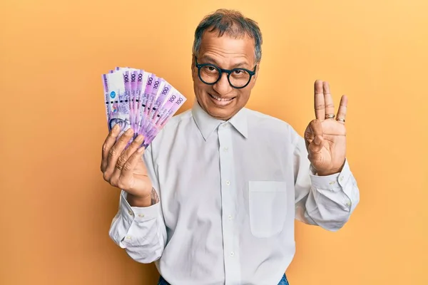 Hombre Indio Mediana Edad Sosteniendo 100 Billetes Peso Filipino Haciendo —  Fotos de Stock