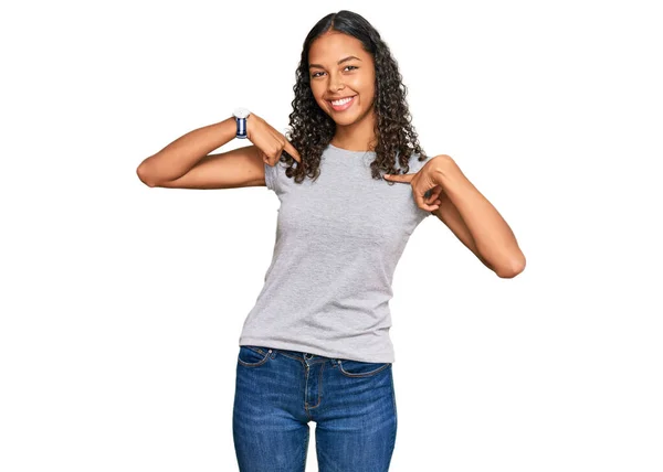 Joven Afroamericana Americana Vestida Con Ropa Casual Luciendo Confiada Con — Foto de Stock