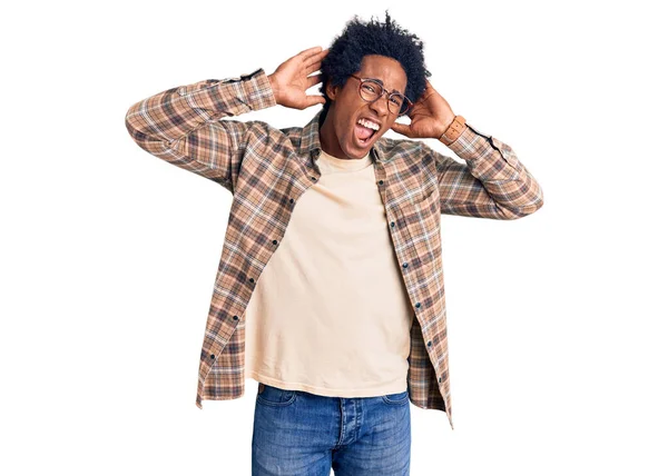 英俊的非洲裔美国男人 留着黑头发 穿着休闲装 戴着眼镜 试图用耳朵听双手的动作 好奇地听八卦 听力问题 — 图库照片