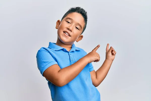 Petit Garçon Hispanique Enfant Portant Des Vêtements Décontractés Souriant Regardant — Photo