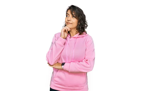 Jonge Spaanse Vrouw Draagt Casual Sweater Met Hand Kin Denkend — Stockfoto