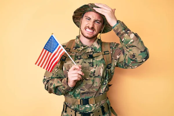 Jovem Caucasiano Vestindo Uniforme Exército Camuflagem Segurando Bandeira Dos Eua — Fotografia de Stock