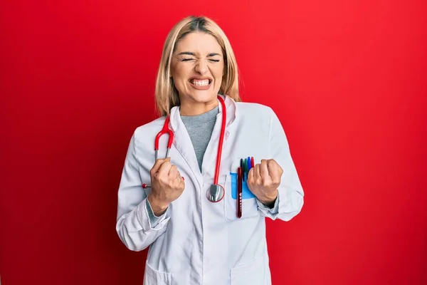 Mulher Caucasiana Jovem Vestindo Uniforme Médico Estetoscópio Animado Para Sucesso — Fotografia de Stock