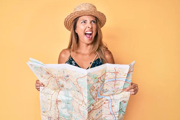 Mujer Hispana Mediana Edad Con Sombrero Verano Sosteniendo Mapa Enojado — Foto de Stock