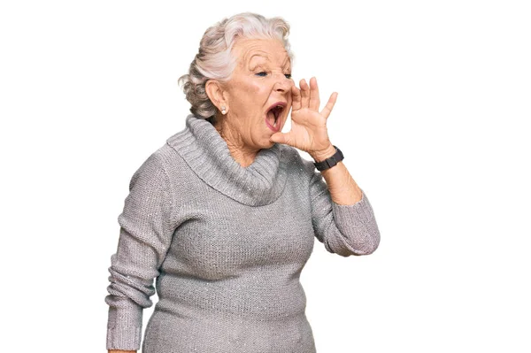 Senior Grijsharige Vrouw Draagt Casual Winter Trui Schreeuwen Schreeuwen Luid — Stockfoto