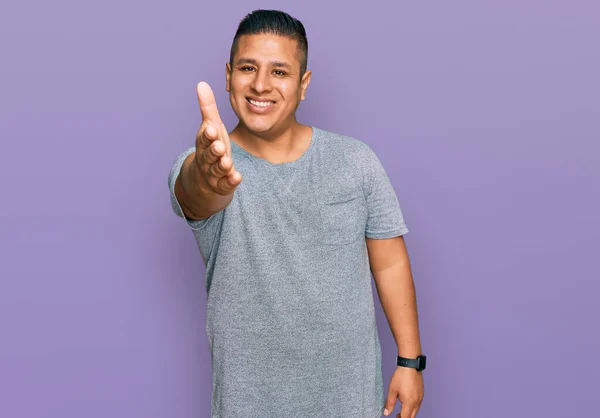 Νεαρός Λατίνος Άνδρας Φορώντας Casual Ρούχα Χαμογελώντας Φιλικό Προσφέροντας Χειραψία — Φωτογραφία Αρχείου