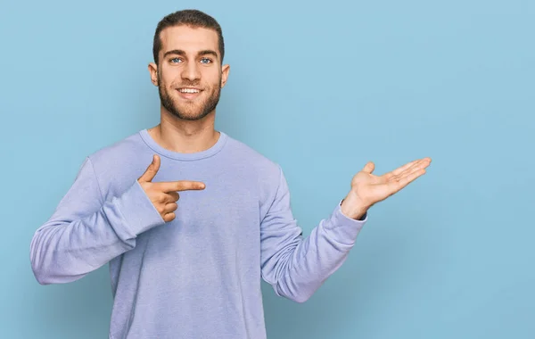 Young Caucasian Man Wearing Casual Clothes Amazed Smiling Camera While — Stock Photo, Image