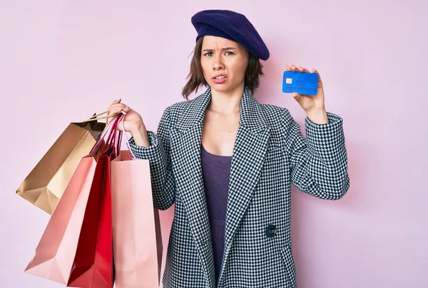 Ung Vacker Kvinna Bär Basker Med Shoppingväskor Och Kreditkort Ledtrådar — Stockfoto