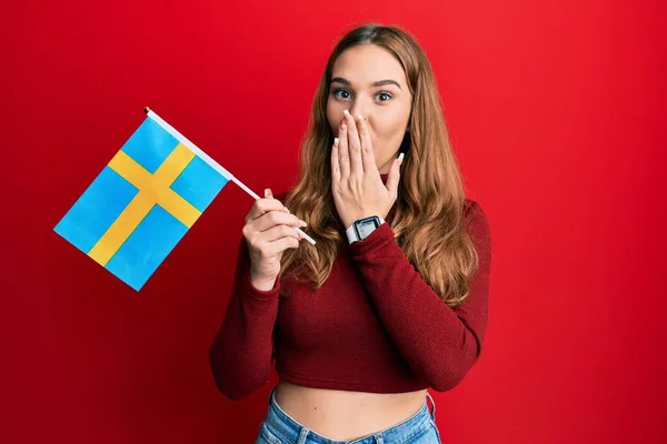 Jonge Blonde Vrouw Met Zweedse Vlag Die Haar Mond Bedekt — Stockfoto