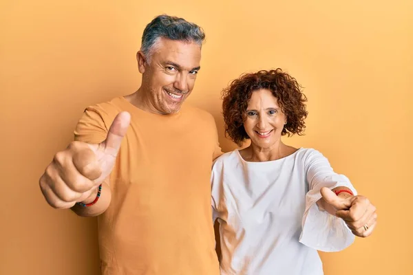 Schönes Paar Mittleren Alters Lässiger Kleidung Die Positive Geste Mit — Stockfoto