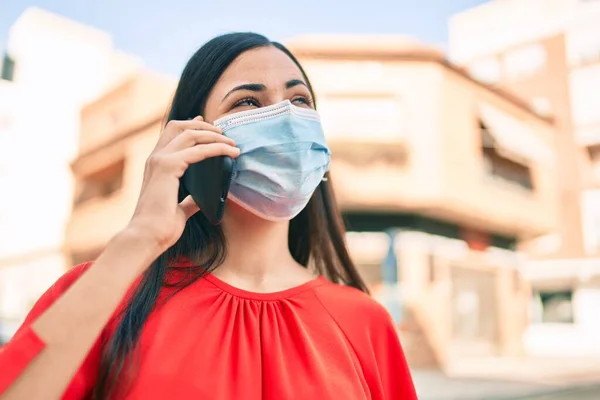 Menina Latina Usando Máscara Médica Falando Smartphone Cidade — Fotografia de Stock