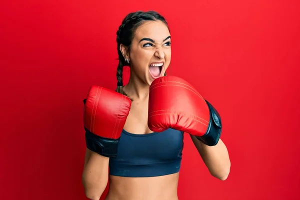 Jovem Morena Usando Luvas Boxe Irritada Louca Gritando Frustrada Furiosa — Fotografia de Stock