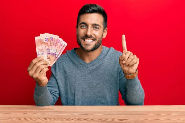 Hombre Hispano Guapo Sosteniendo Billetes Rand Sudafricanos Sonriendo Con Una —  Fotos de Stock