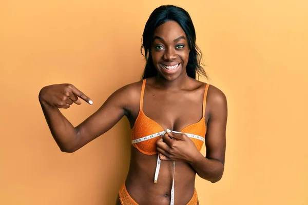 Genç Afrikalı Amerikalı Kadın Çamaşırı Giyip Mezura Kullanıyor Gülümsüyor Mutlu — Stok fotoğraf