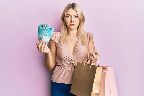 Ung Kaukasisk Kvinna Som Håller Lödder Riktiga Sedlar Och Shoppingväskor — Stockfoto